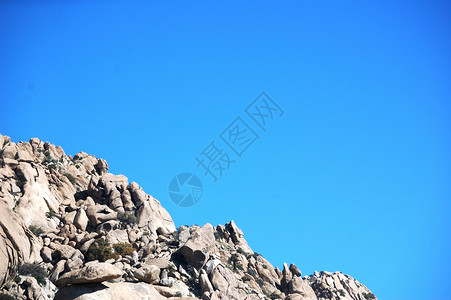 岩底背景 左下角巨石角落天空岩石爬坡石头背景图片