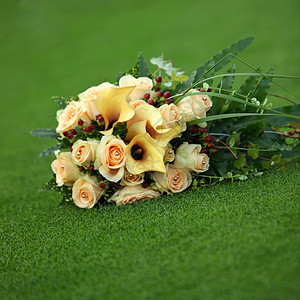 黄色的花和玫瑰布束高清图片
