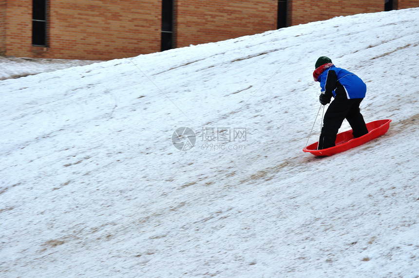 在人行道附近滑雪乐趣运动雪橇爬坡图片