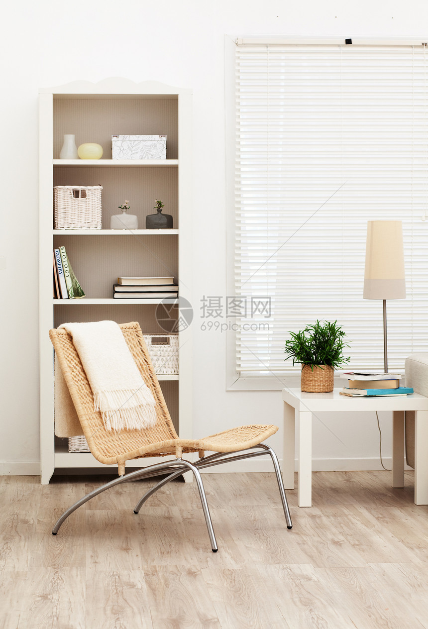 客厅白色百叶窗书柜架子桌子图书椅子植物遮阳帘住宅图片
