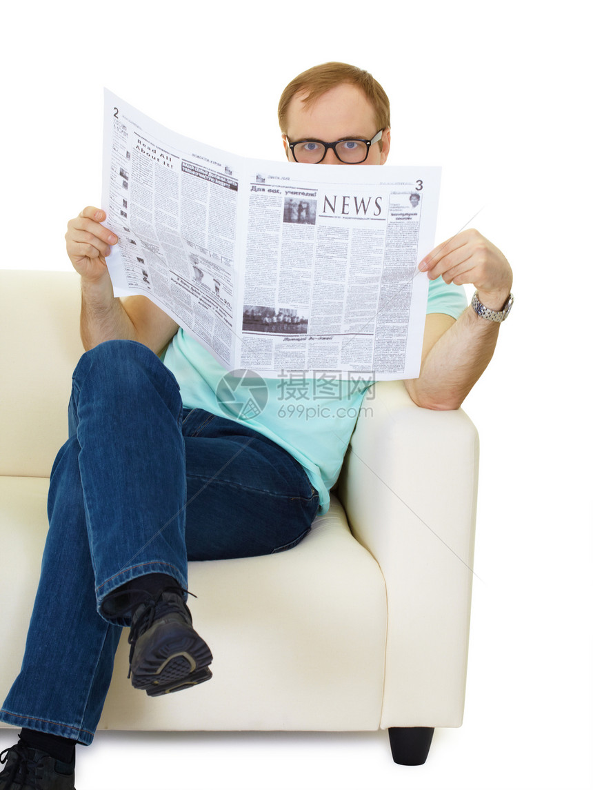 男人在报纸上读到新闻图片