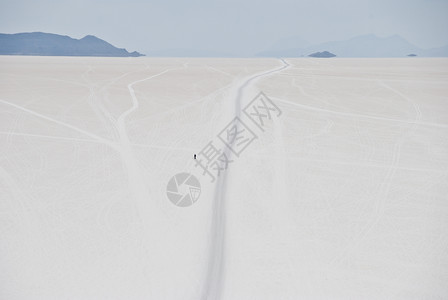 乌尤尼旅游热量汽车发件高原沙漠背景图片