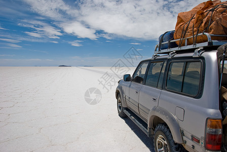 乌尤尼待办汽车沙漠发件热量旅游高原车辆车厢事项高清图片