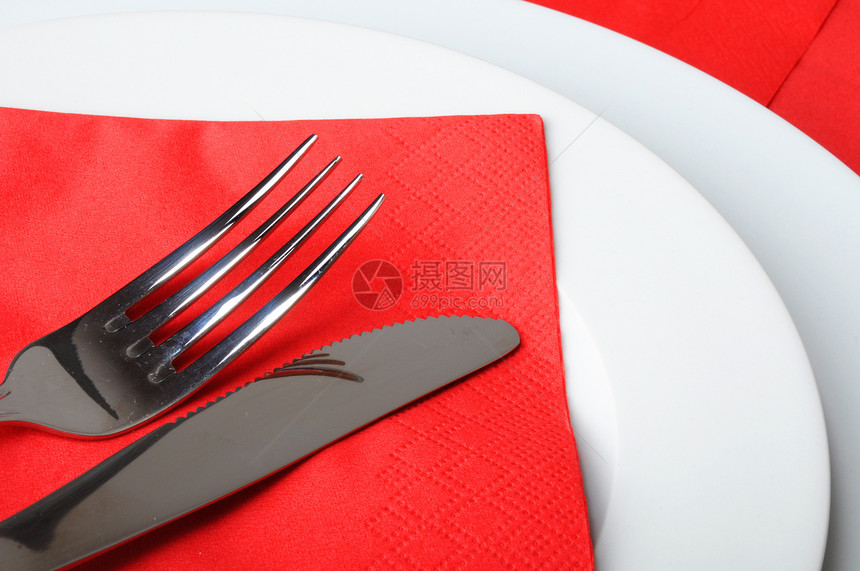 不锈叉和刀餐厅桌子午餐食物餐具红色厨房餐巾菜肴银器图片