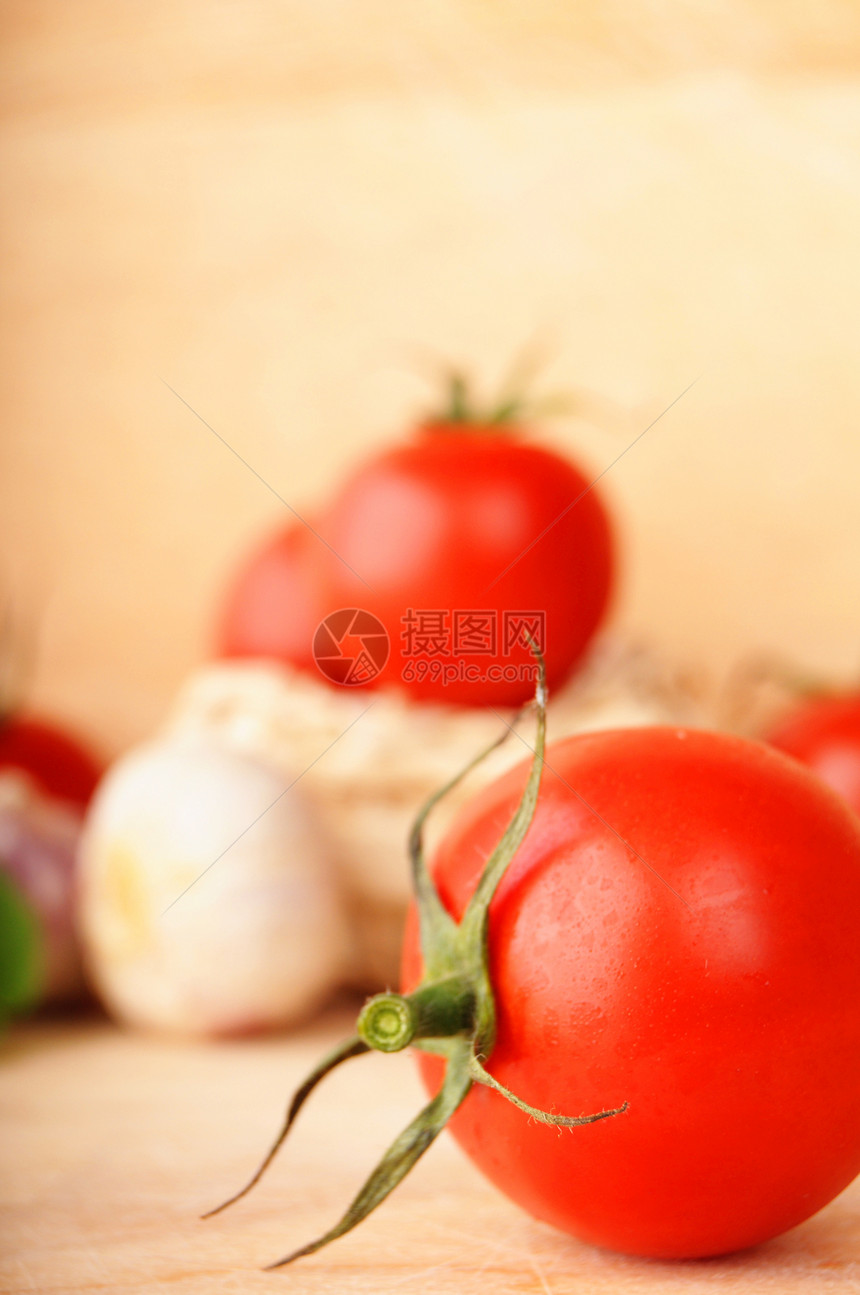 土豆和大蒜洋葱木头草本植物香料草药红色蔬菜食物桌子静物图片