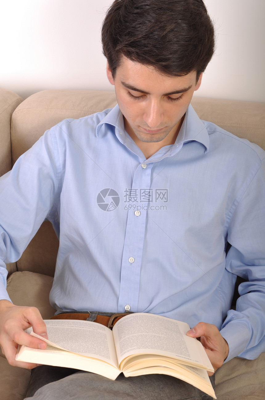 男人在读书阅读房间蓝色衬衫快乐商业成人教育学习闲暇图片