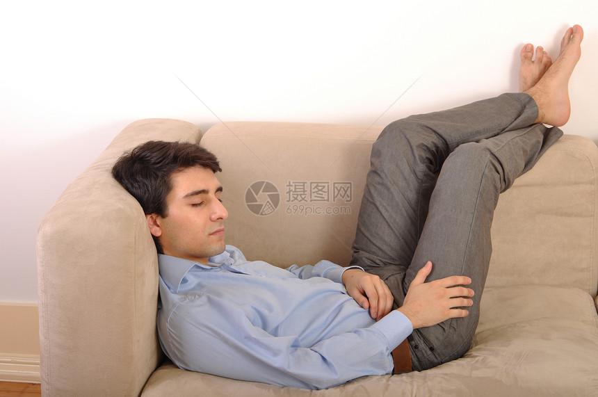 男人睡在沙发上毯子小憩闲暇睡眠衬衫衣服成人房间家具长椅图片