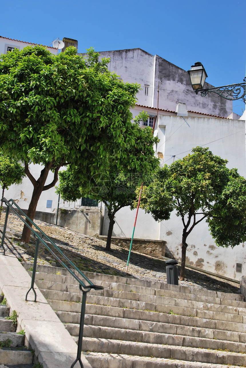 里斯本的Sao Miguel楼梯历史性照明灯泡路面房屋传统住宅金属古董窗户图片