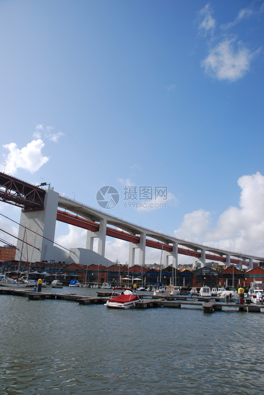 4月25日桥下里斯本码头游艇运输灯笼蓝色航行历史性地标建筑天空旅游图片