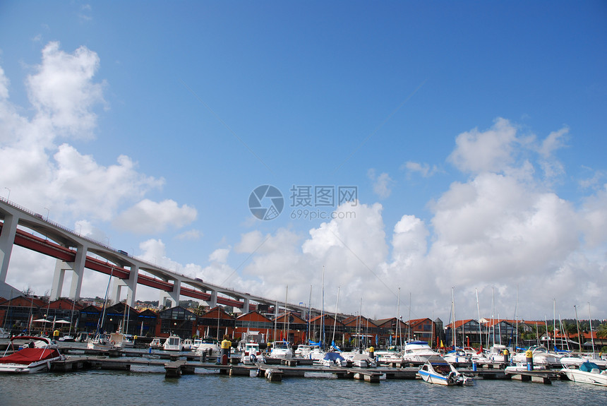 4月25日桥下里斯本码头港口航行历史地标游艇建筑运输蓝色海洋旅游图片