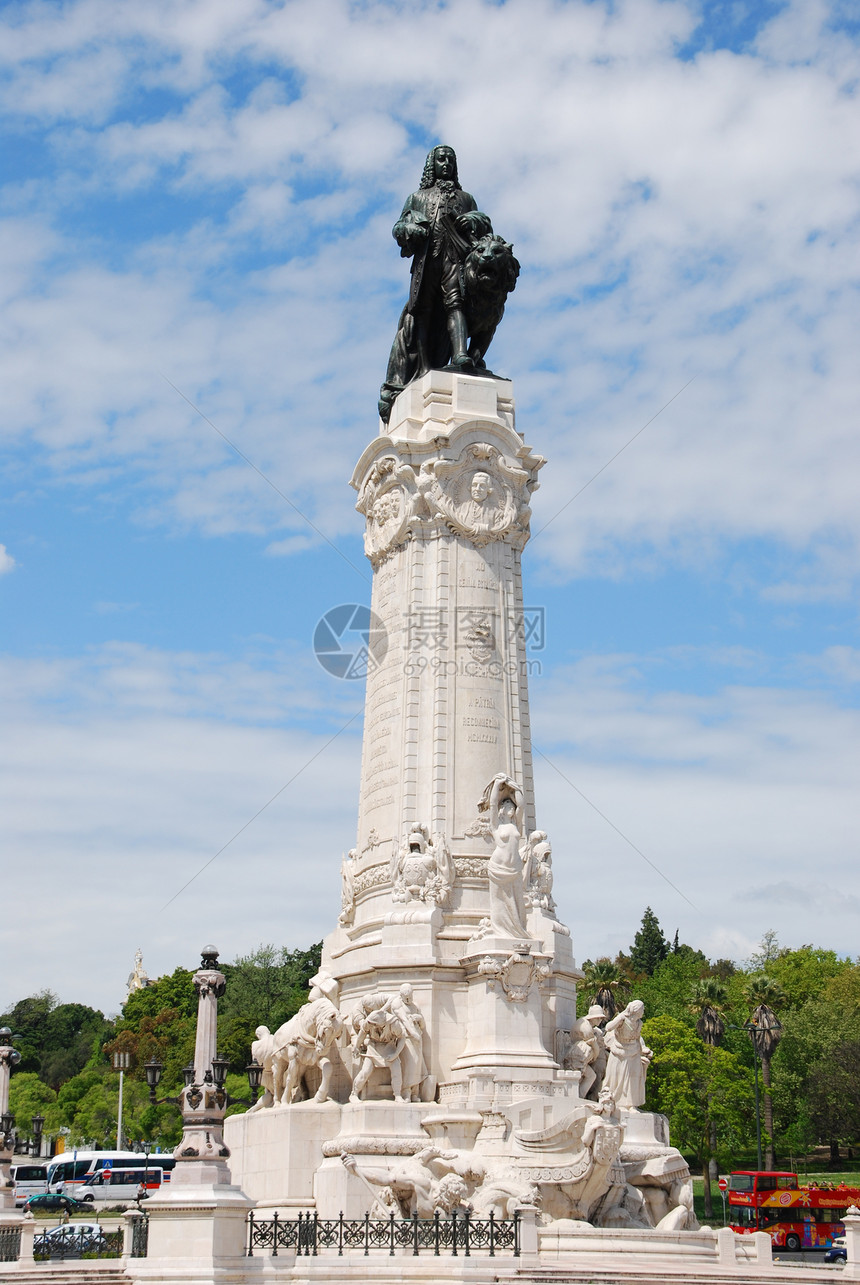 里斯本的Pombal广场地标天空旅游雕像城市花园蓝色纪念碑历史公园图片