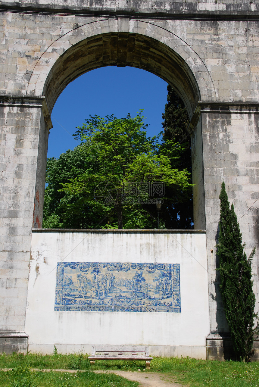 里斯本的Amoreiras花园石头建筑学长椅渡槽树木建筑公园蓝色天空绿色图片