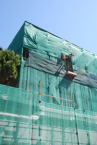 正在建造的住宅楼建设中办公室房子蓝色工程框架进步建筑学工地住房脚手架背景图片