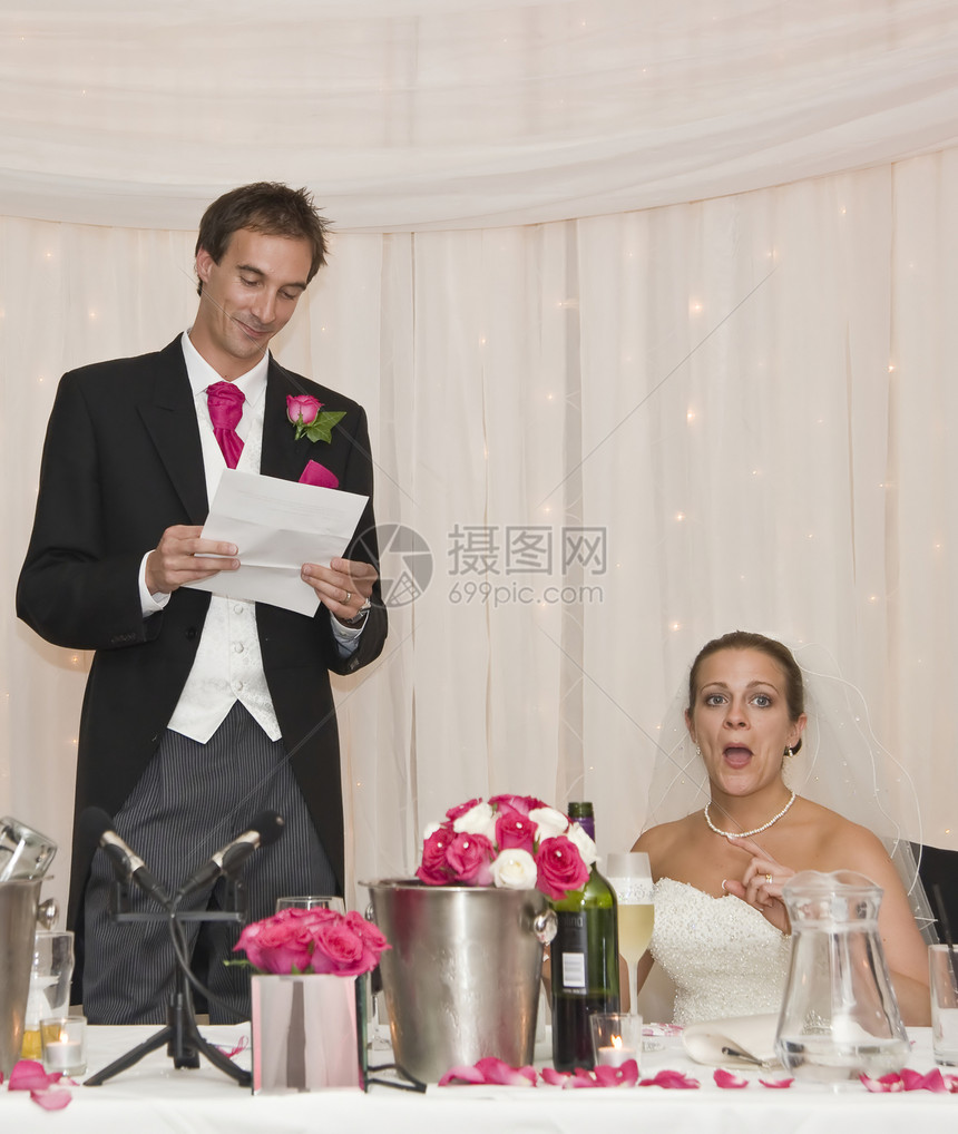 新娘对新郎在真正的婚礼上演讲的自然反应图片