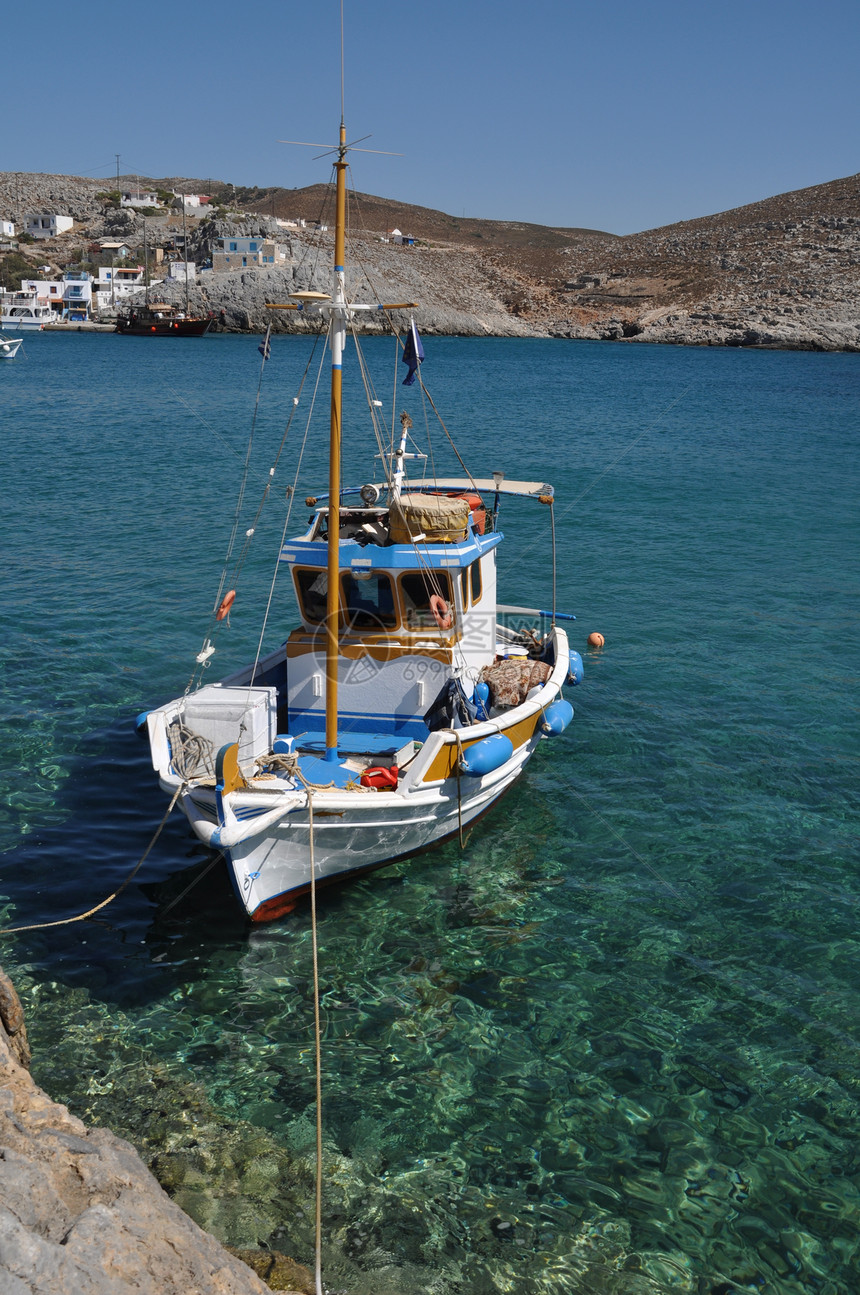 Pserimos岛湾钓鱼石头港口人行道蓝色天空风景住宅巡航岩石图片