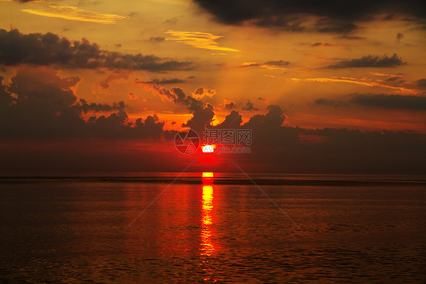 海上日落热带橙子反射海景阳光太阳天空波纹场景海浪图片