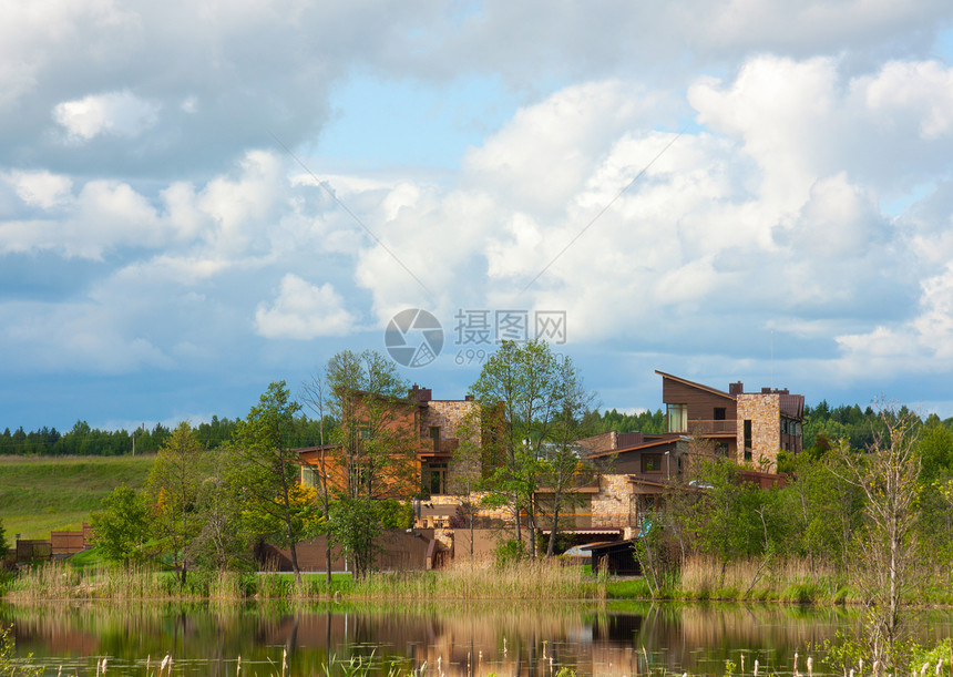 湖边现代小屋图片