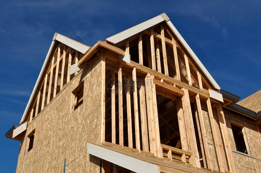 新建住房建设中木头托盘财产脚手架邮政蓝色天空木工指甲住宅图片