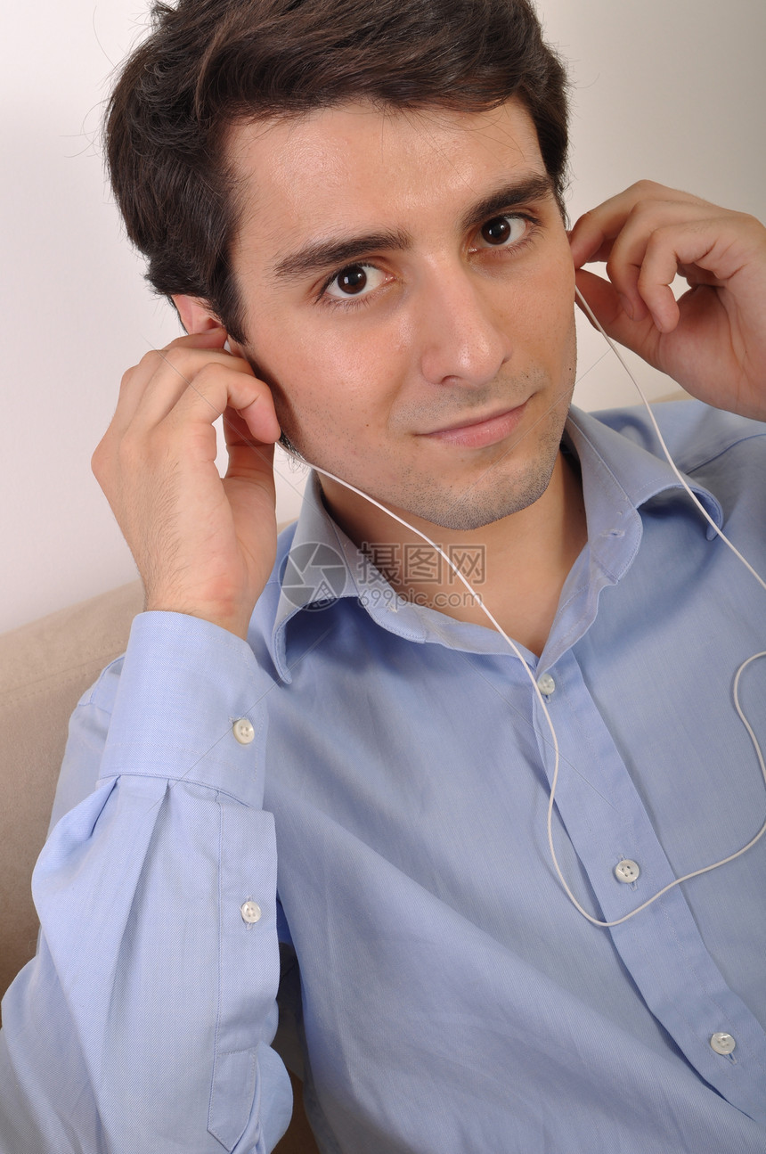 听音乐的人男性房间沙发技术快乐男人微笑长椅乐趣耳机图片