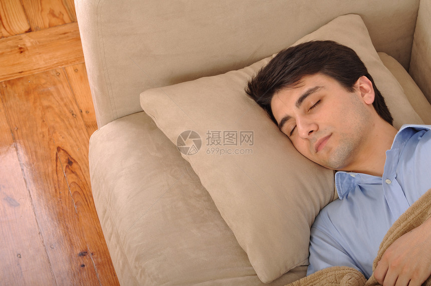 男人睡在沙发上衣服休息睡眠长椅闲暇房间房子地面男性家具图片
