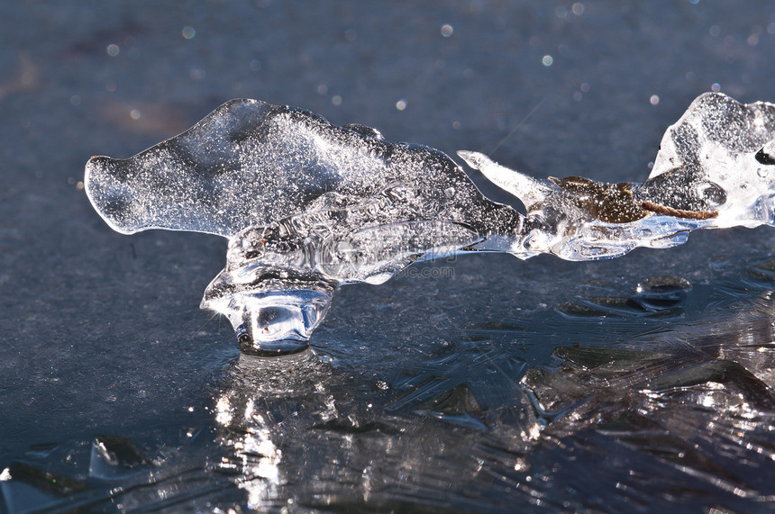 冬季池塘表面的冰层形成宏观反射冻结编队图片