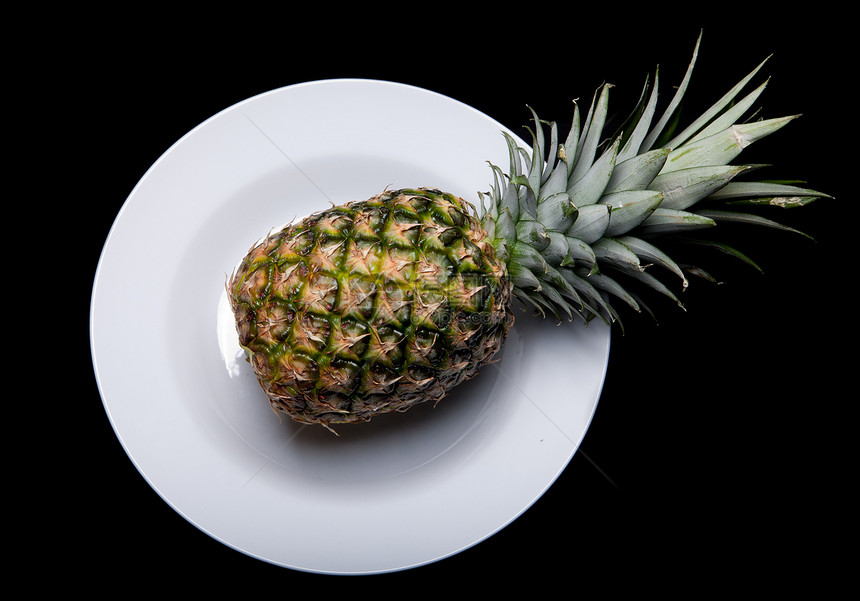 盘子上的菠萝香味食物果味果汁维生素营养植物叶子树叶情调图片