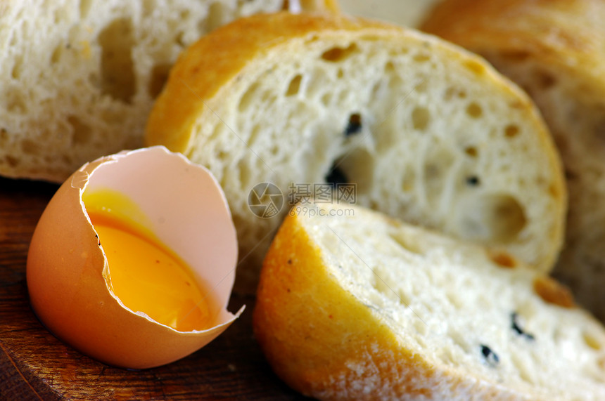 特写传统橄榄面包 浅度DOF耳朵小麦粮食面团包子脆皮糕点部分午餐美食图片