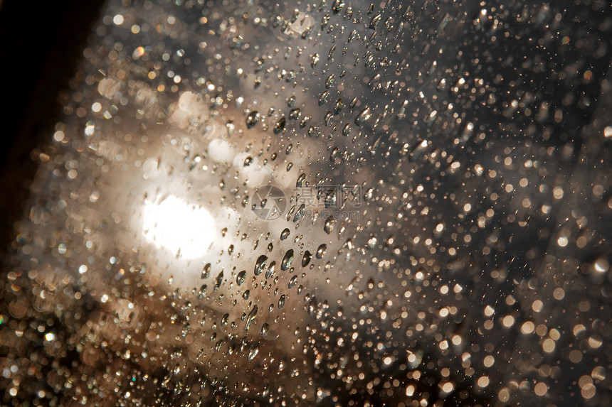 窗户反射下雨阳光日落玻璃风暴环境天气愁云水滴图片