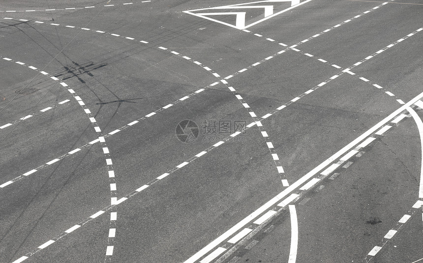 路白色车道弯曲沥青条纹线条图片