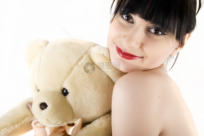 带泰迪熊的年轻女子快乐微笑女孩美丽展示思维女士玩具黑发幸福图片
