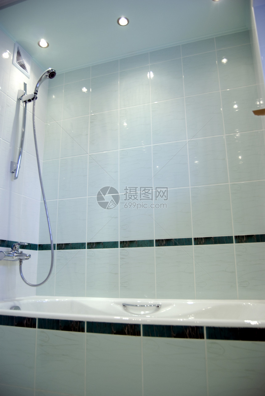 现代蓝色浴室旋塞房子卫生卫生间瓷砖浴缸荧光中性闪电淋浴图片