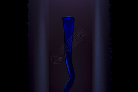 家居装饰黑暗艺术弯曲蓝色水壶曲线海浪玻璃血管漩涡背景图片