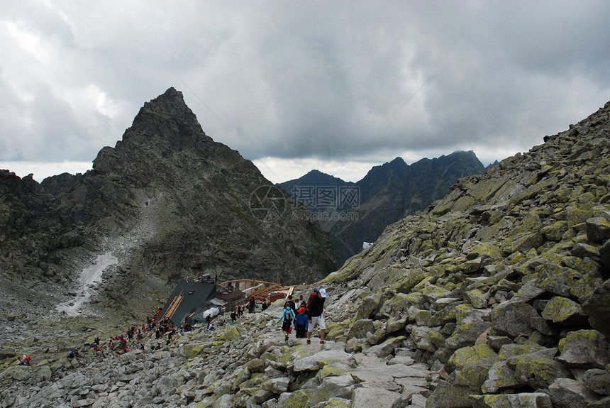 塔塔山天空蓝色绿色草地热情海拔树木冒险山峰森林图片