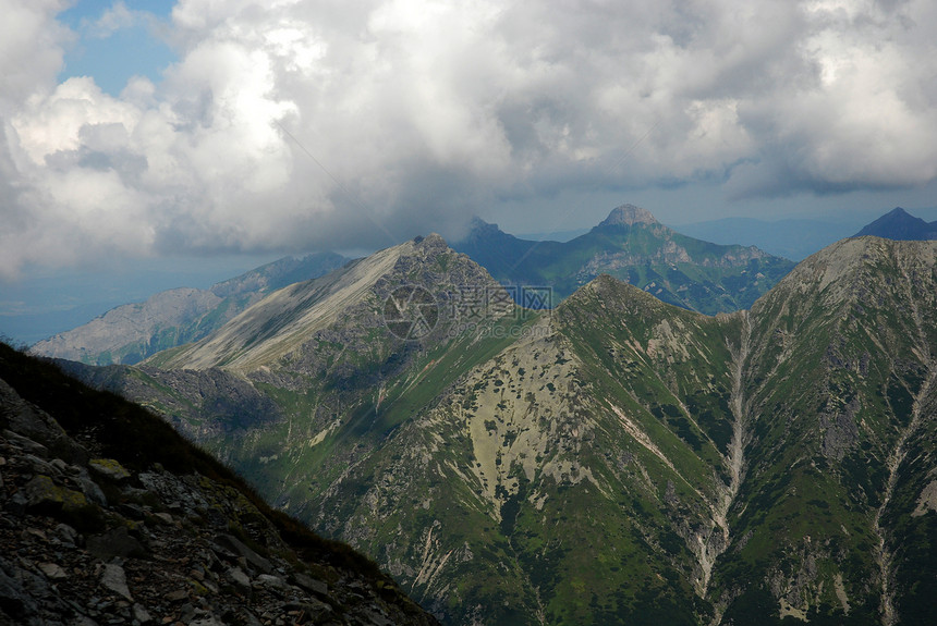 塔塔山森林热情天空顶峰山脉冒险树木山峰蓝色草地图片