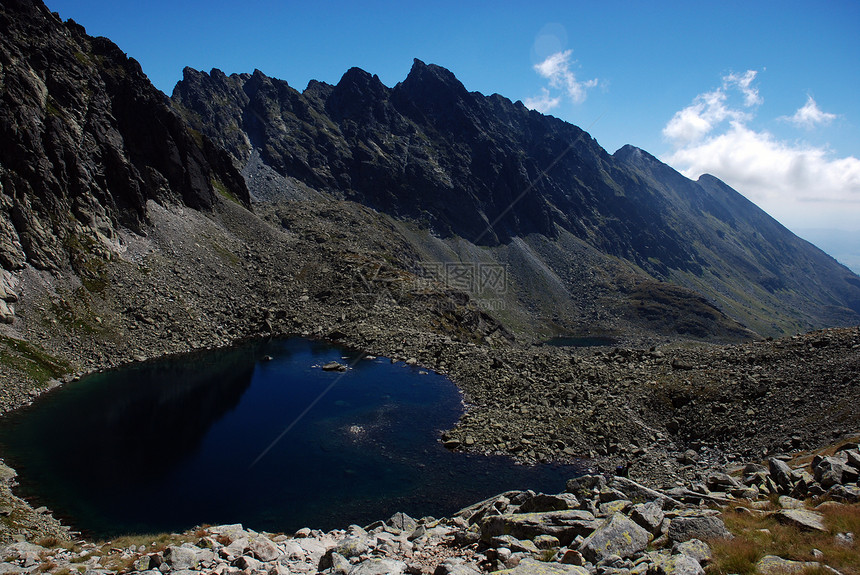 塔塔山草地山脉场景热情山峰森林冒险天空顶峰树木图片