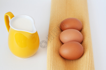 牛奶和鸡蛋采购商环境厨房午餐食物织物棕色白色黄色高清图片