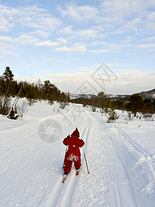 儿童滑滑雪国家戏剧蓝色孩子红色白色越野活动运动背景图片