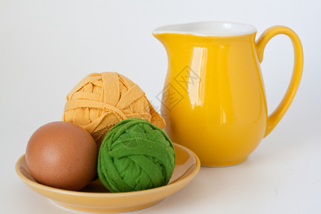 牛奶和鸡蛋采购商绿色黄色白色环境午餐厨房食物棕色背景