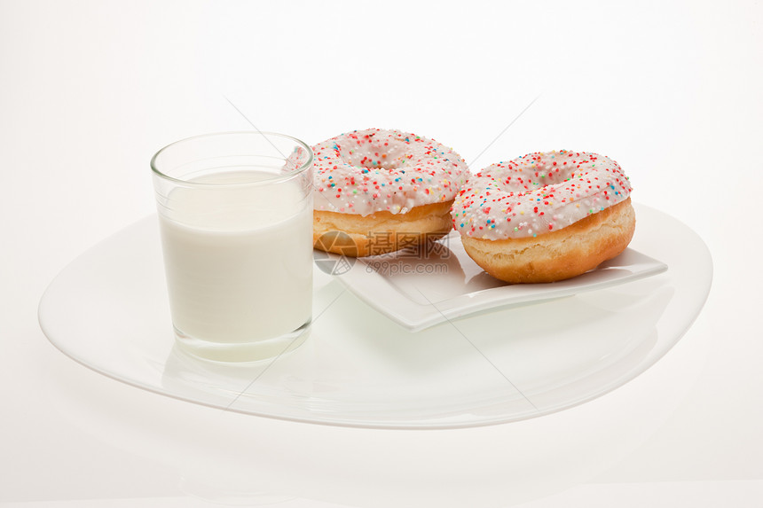 甜甜圈盘子食物白色牛奶甜点面包饮料玻璃状玻璃瓶子图片