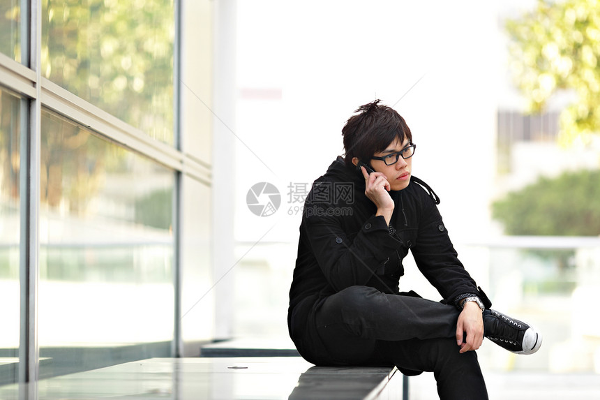 男人用手机说话经理阅读商业公文包技术办公室建筑企业家呼唤套装图片
