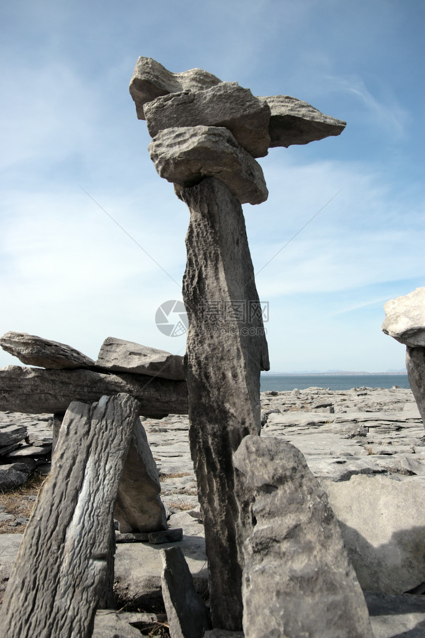 在岩石布伦风景中 立立立立立立的巨石风暴天空天气干旱石头雕塑旅行裂缝石灰石蓝色图片