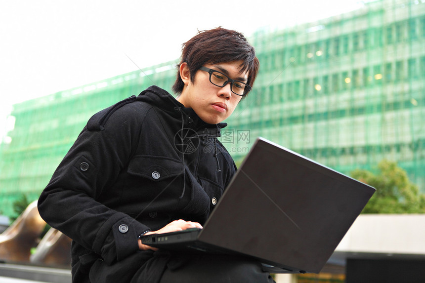 户外使用计算机的亚洲人公园男人娱乐教育天空电脑男性商业场地笔记本图片