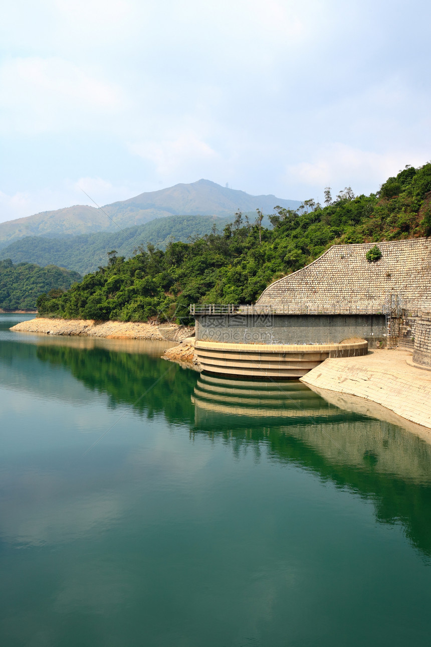 水库储量白色岩石旅游镜子森林天空绿色植物季节反射图片