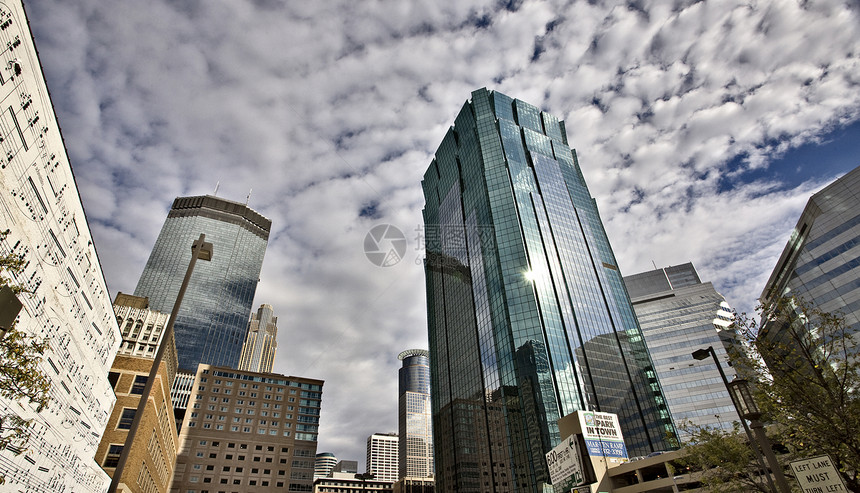 明尼阿波利斯市相片摩天大楼反思景观城市地标建筑商业蓝色市中心天空图片