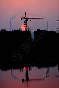 建筑工地倒象太阳城市晚霞草图外滩远山背景图片