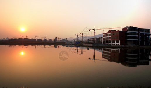 建筑工地外滩倒象晚霞太阳草图远山城市背景图片