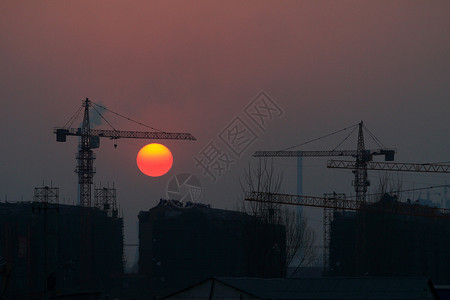 建筑工地晚霞太阳倒象远山城市草图外滩背景图片