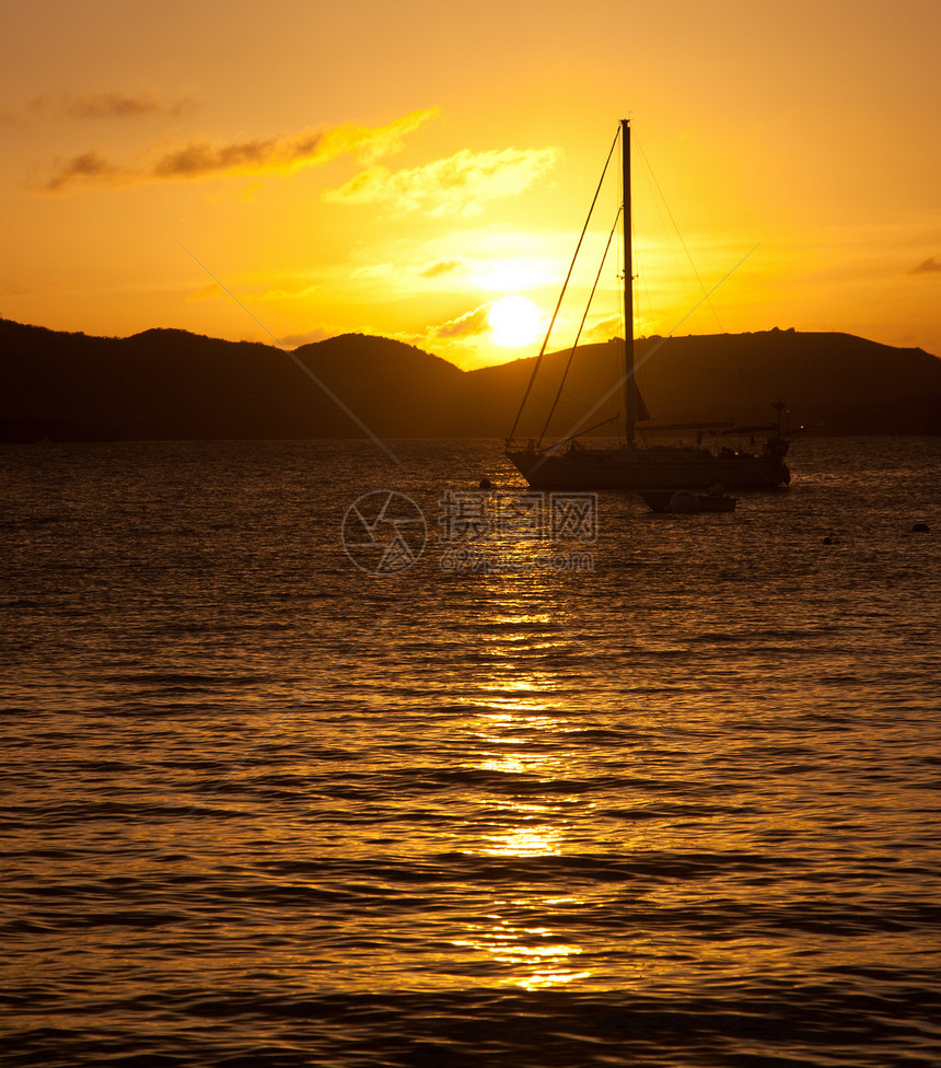 日落在游艇上帆船地平线旅行闲暇海岸海洋海景航行太阳橙子图片