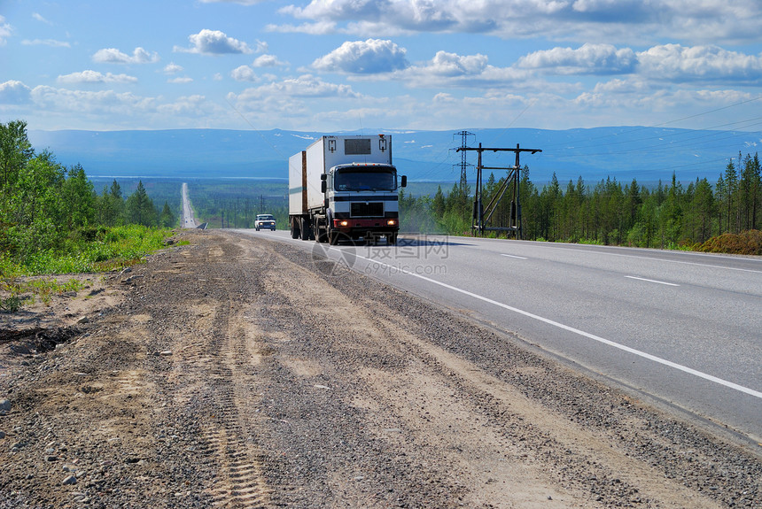 高速公路上的卡车货车商业土地运输灌木丛山脉机器交通工具交通旅行图片