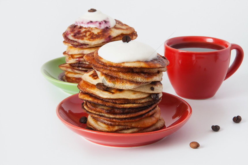 早餐吃煎饼和咖啡盘子绿色餐具甜点巧克力制品奶油杯子饮食陶瓷图片